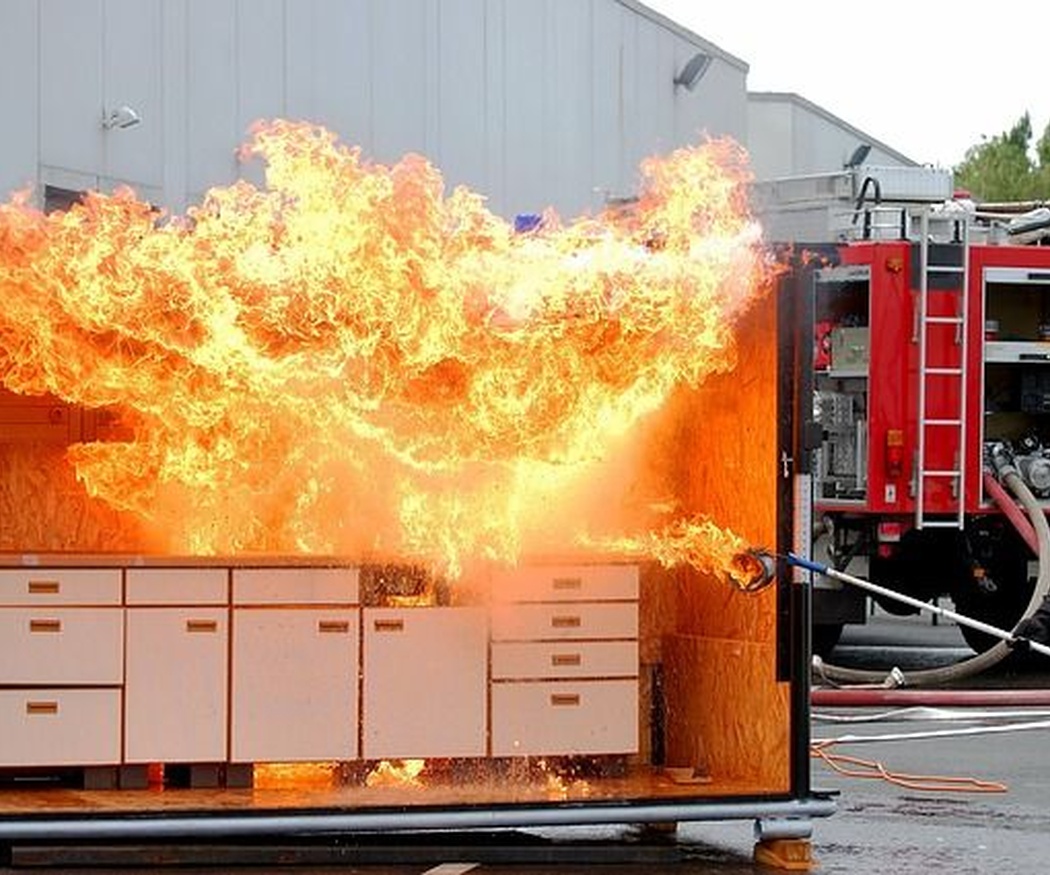 ¿Qué tipos de fuego existen y cuáles son sus agentes extintores adecuados?
